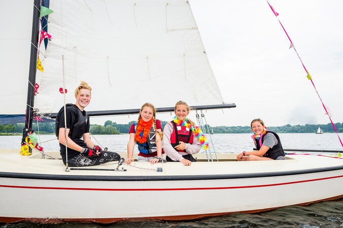 Twaalf uur op een houten plank op de Kralingse Plas | Regio | AD.nl
