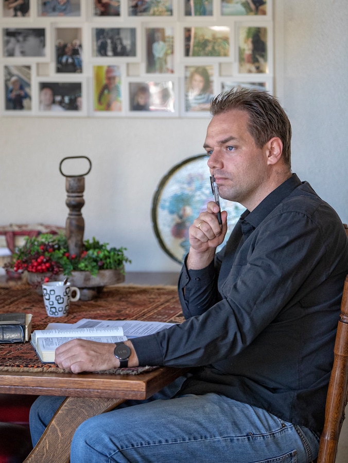 Van alcohol, tabak en drugs naar overtuigd christen | Regio | AD.nl