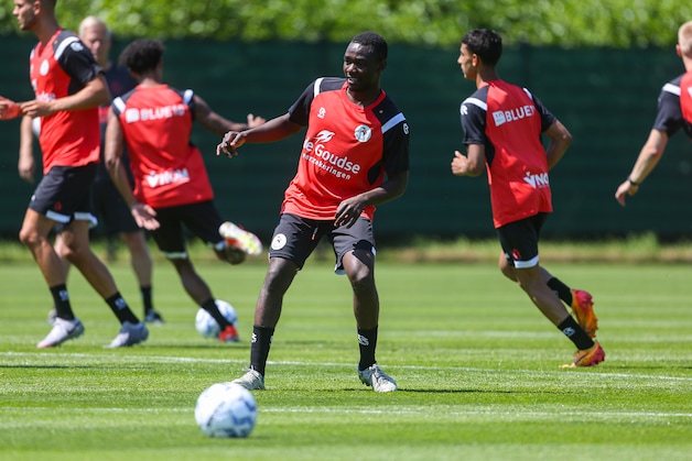 Joshua Kitolano sluit aan bij eerste training Sparta: ‘Het voelt goed ...