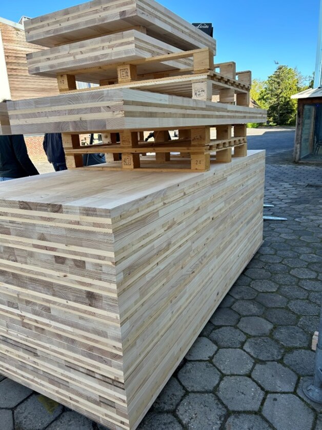 Groot wooncomplex gemaakt van oude pallets: ‘We bouwen eigenlijk één ...