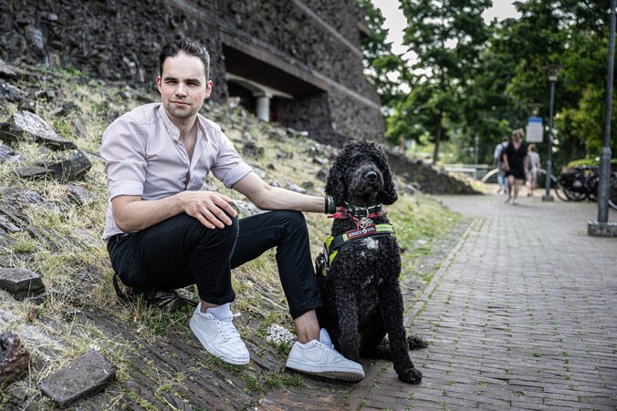 Restaurant weigerde slechtzien­de David met zijn hulphond, maar doet ...