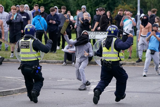 Engeland vreest weer avond vol rellen, Brit moet drie jaar cel in voor ...