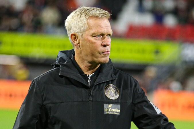Worstelend Almere City grijpt in: hoofdcoach Hedwiges Maduro krijgt ...