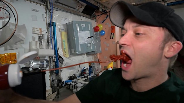 Zo eten astronauten ketchup in de ruimte: 'Iedereen vindt het óf ...