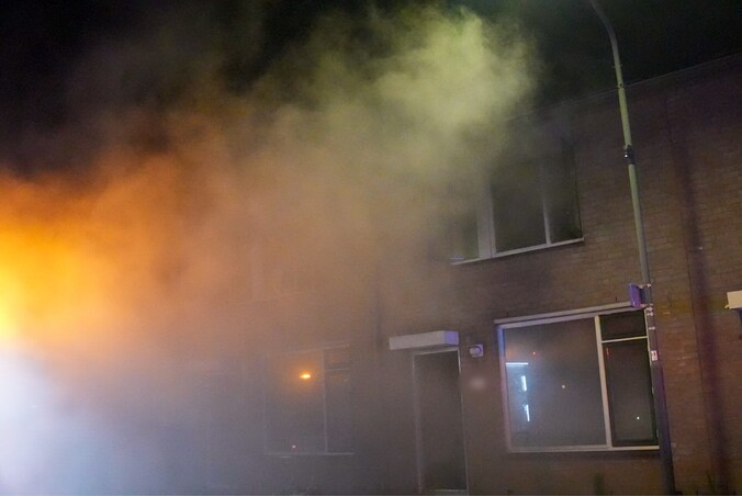 Pan vat vlam in keuken in Helmond, bewoner kan brand niet zelf blussen ...