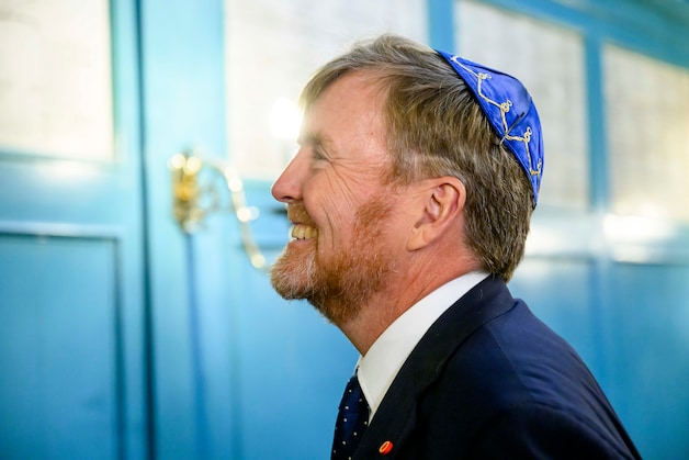 Willem-Alexander is bankje ‘kwijt’ in Portugese synagoge in Amsterdam ...