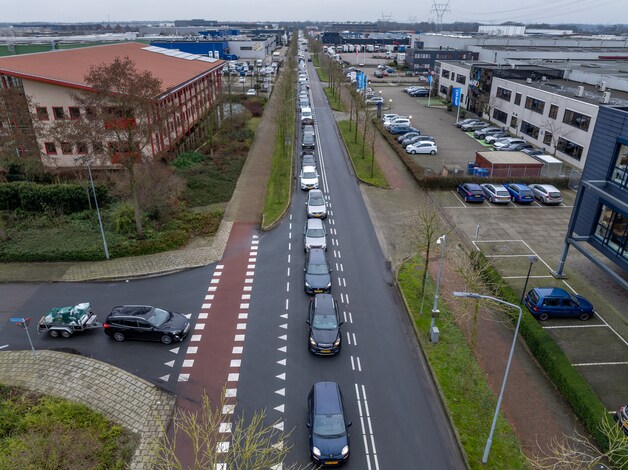 Bijna een uur in de rij staan bij de afvalstort in Harderwijk: dit is ...