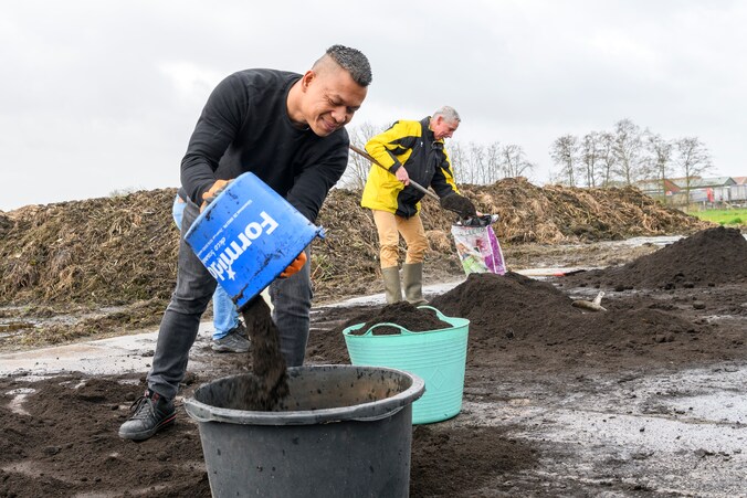Leusden deelt gratis compost en bloemzaden uit op Landelijke Compostdag ...