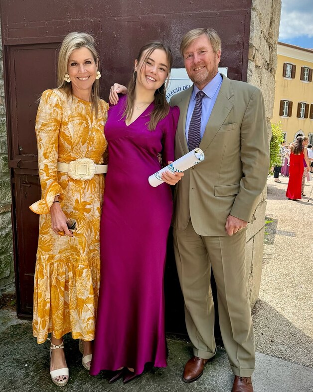 Prinses Ariane straalt naast trotse ouders op feest na afronden examens in  Italië | Show | AD.nl