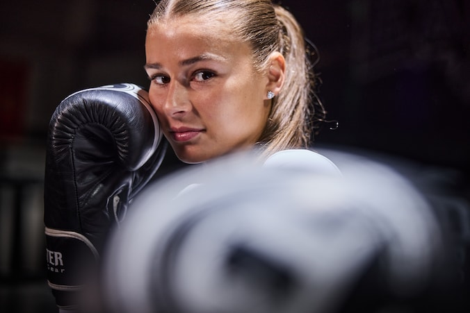 Cheyenne (18) gaat de boksring in en wint wereldtitel: ‘Als het zo ...