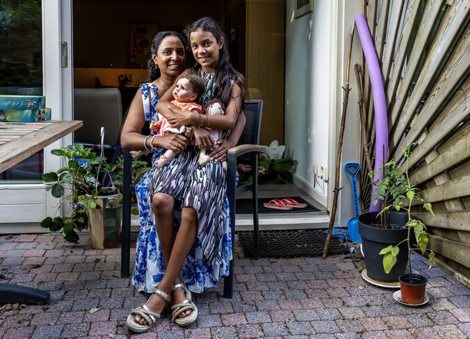 Sunita (48) en dochter Leah (9) leven noodgedwongen op een camping ...