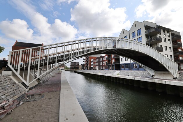 Nieuwe brug van 600.000 euro onbruikbaar voor sommige bewoners: ‘Wie ...