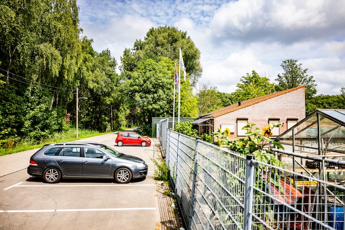 Het gebouwtje dat als kroeg gebruikt wordt staat naast de entree van Volkstuinvereniging Eurohof in Rozenburg