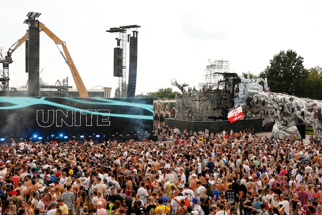 Festival Tomorrowland begonnen mét nieuw hoofdpodium, publiek klapt ...
