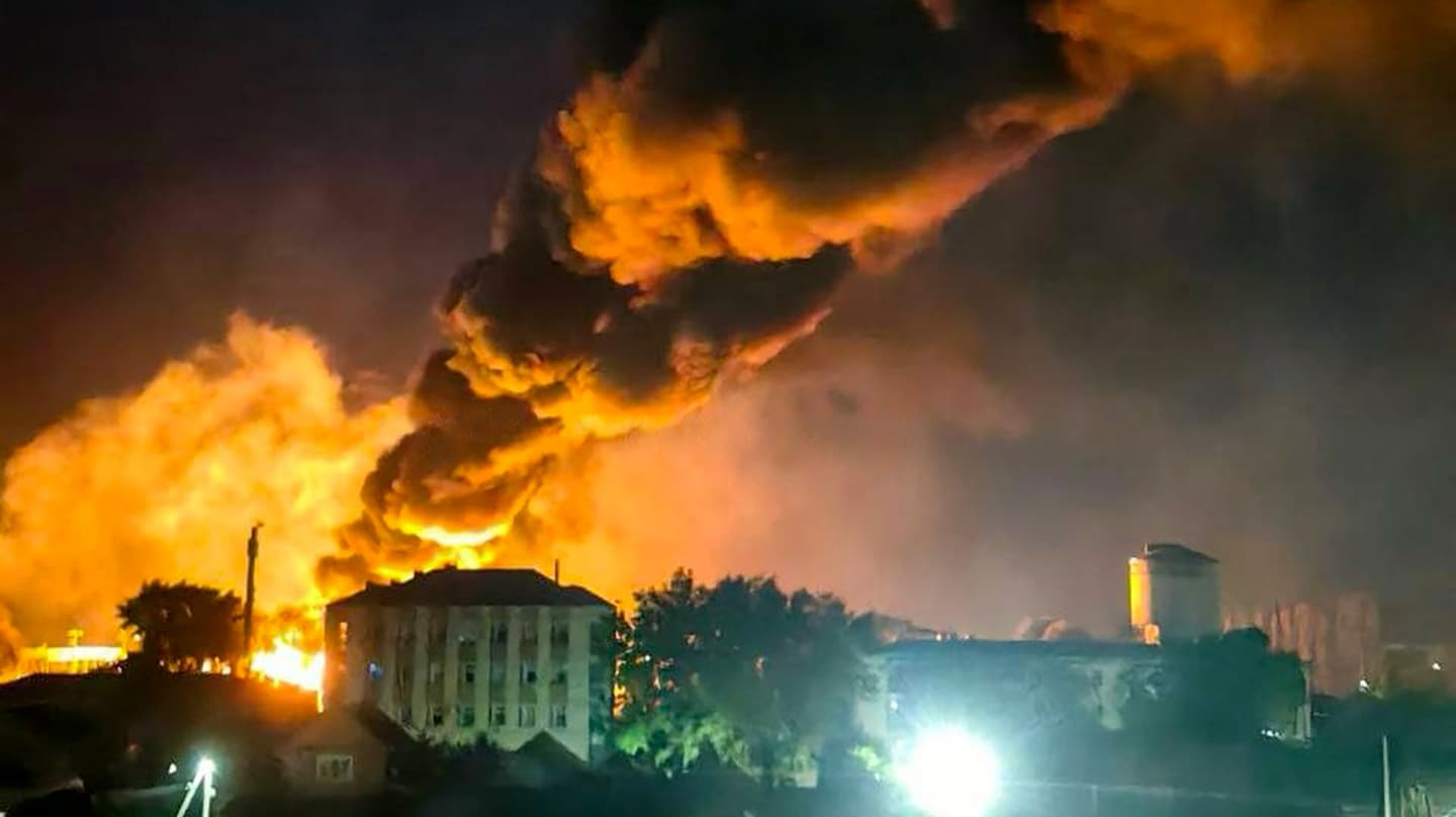 drones-vielen-in-de-nacht-van-28-op-29-juli-de-stad-salsk-aan-in-de-russische-regio-rostov-volgens-lokale-bewoners-brak-er-een-grote-brand-uit-in-de-buurt-van-spoorwegfaciliteiten