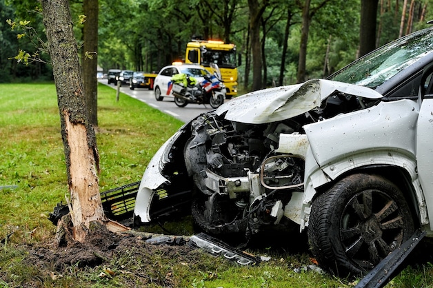 Auto knalt tegen boom in Goirle: opstopping bij grens met België ...