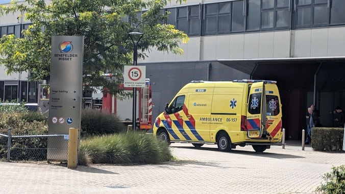 Vrouw raakt met hand vast in pers en moet met traumahelikopter van ...