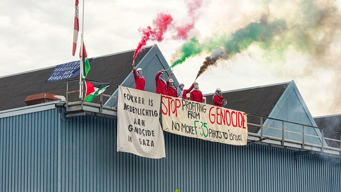 Prikkeldraad op hekken GKN Fokker-terrein, demonstranten willen het ...