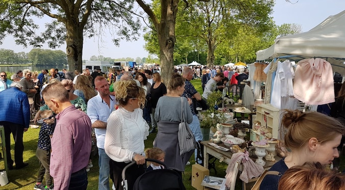 Ruim tweehonderd kramen bij brocantemarkt in Mijnsheerenland | Regio ...