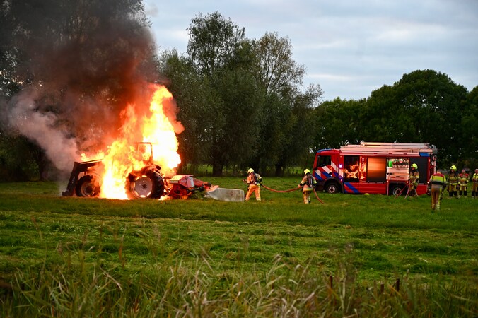 Trekker vliegt in brand tijdens maaiwerk in Culemborg | Regio | AD.nl