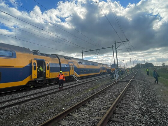 TERUGLEZEN | Vijf gewonden nadat trein vrachtauto ramt • Wagons ...