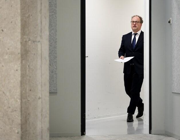 Op dag één zitten partijen nog in campagne-stand: oude blokkades ...