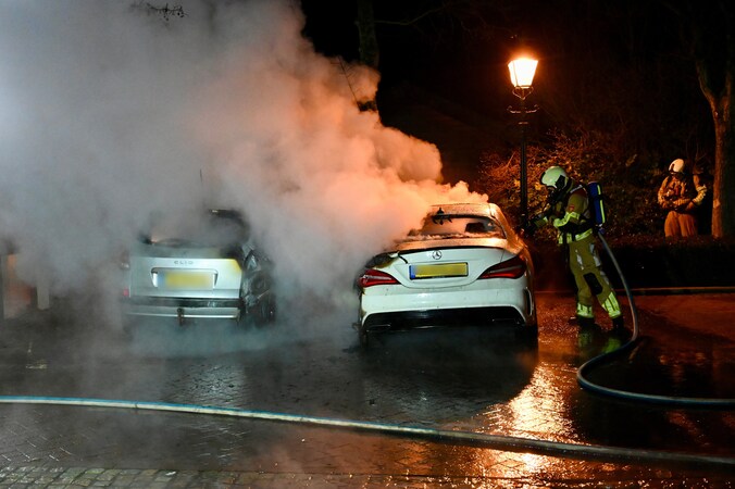 Twee auto's door brand verwoest op de Zijlkade in Nieuwland | Regio | AD.nl