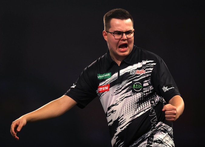 Snotverkouden Gian van Veen naar halve finale WK: ‘Zolang Van Gerwen ...