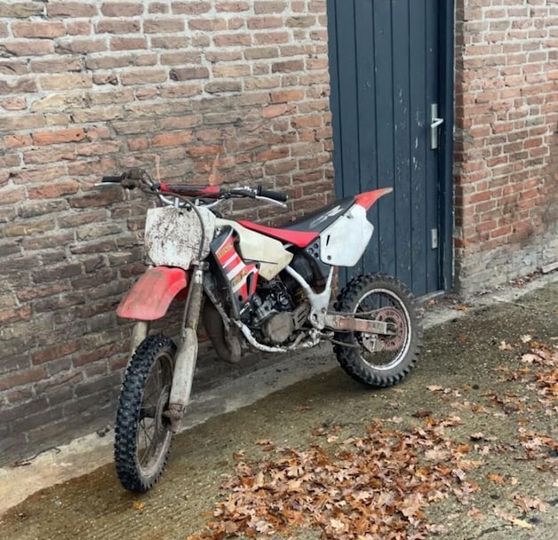 Man klimt via wc-raam autobedrijf Veghel binnen en steelt crossmotor ...