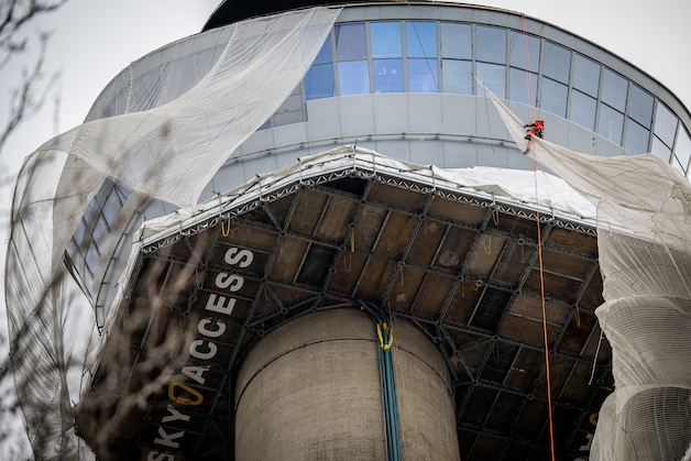 Euromast werpt sluier af: klimmers maken kraaiennest vrij voor laatste ...