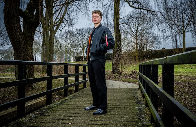Boaz (22) werd voor dood achtergelaten, knokte zich een weg terug en ...