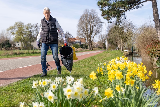 Fons (68) struint zijn buurt af op zoek naar zwerfafval met een ...