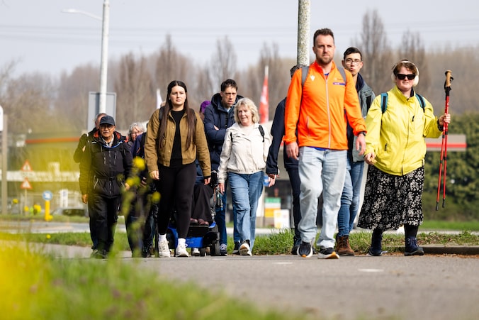 Verstandelijk beperkte Miranda (42) loopt voor haar overleden grote ...
