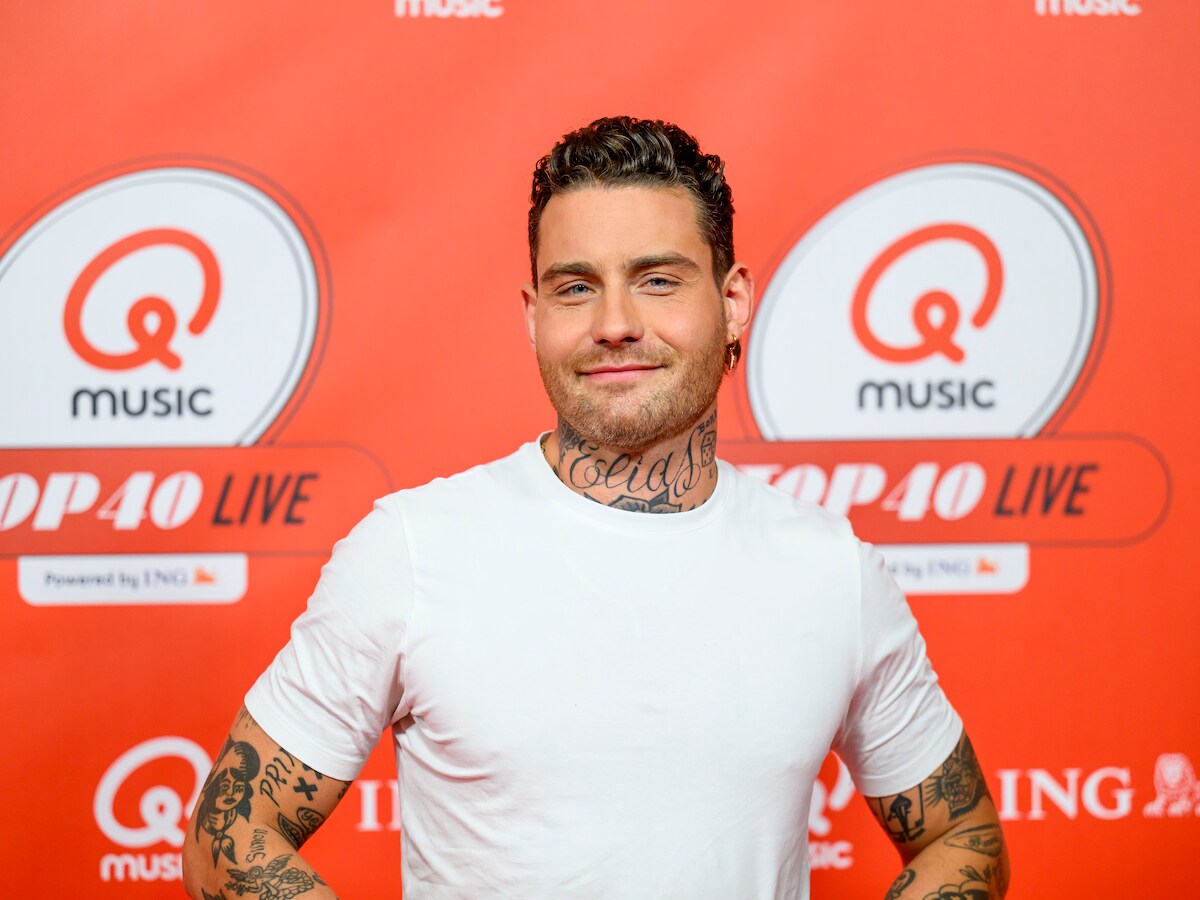 Douwe Bob 'kapot' van diefstal gitaar, zanger looft beloning uit voor  gouden tip | Show | AD.nl