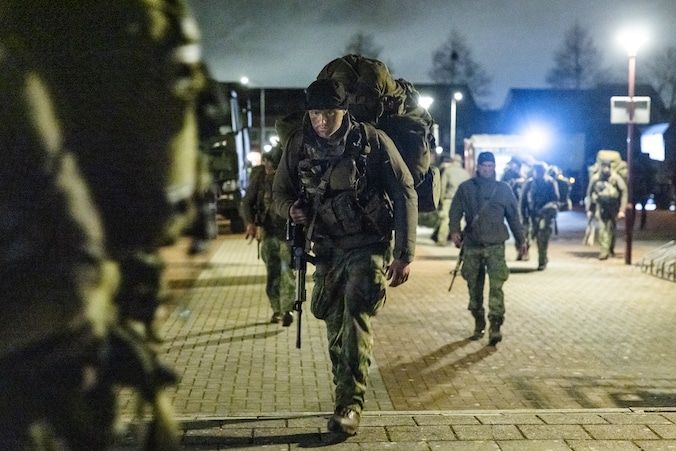Nachtelijke mars door Hoeksche Waard: Negentig mariniers in spé op weg ...