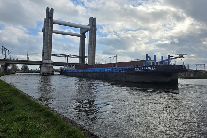 Harde wind vermoedelijk reden dat schip spoorbrug in Gouda raakte ...