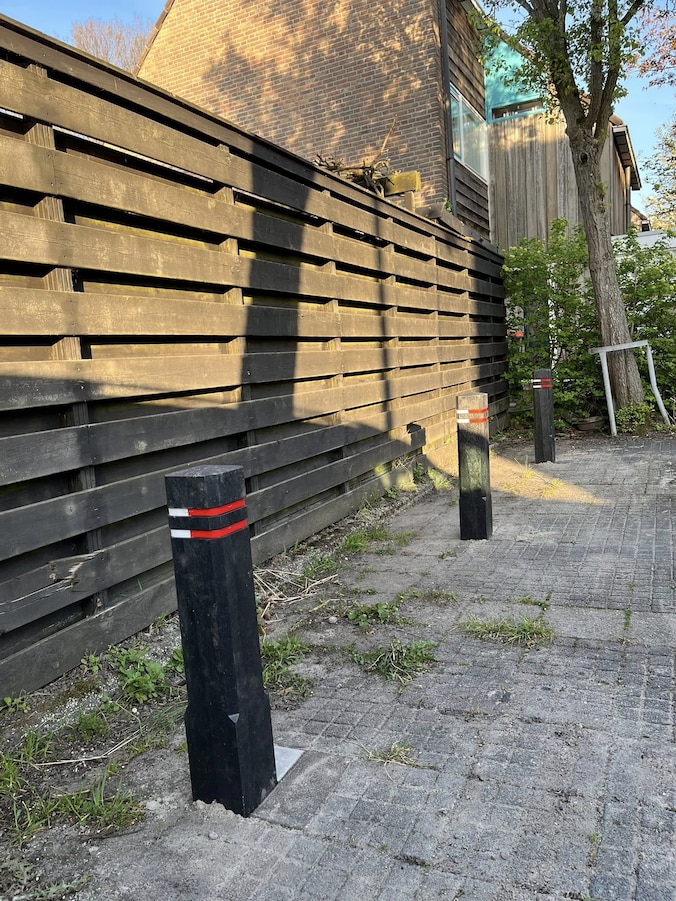 Ophef over parkeerpalen: ‘Normaal was-ie tegen mijn schutting gereden ...