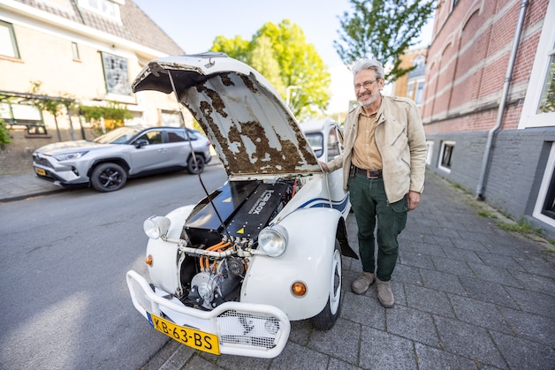 Bob investeert 20.000 euro in zijn oude eend, nu rijdt hij volkomen ...