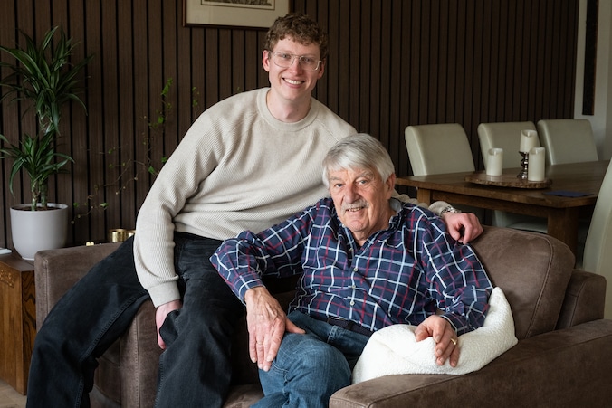 ‘Voor mij is het abracadabra’: opa Bill (80) appt zijn kleinzoon Tim ...