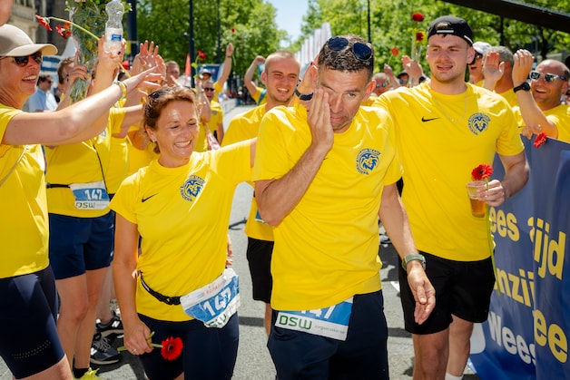 Tegen ieders verwachtingen in loopt zieke Jeroen (49) over finish van ...