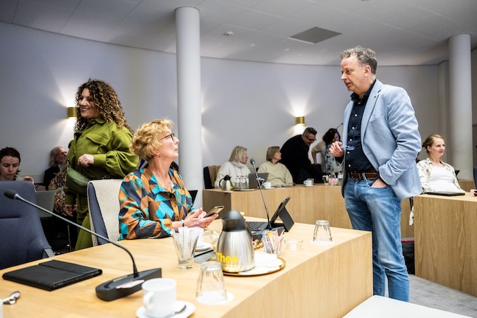 Gorcum Actief van Everdien Hamann (zittend) keert ondanks fors verkiezingsverlies terug in de coalitie van Gorinchem, maar levert deze keer geen wethouder.