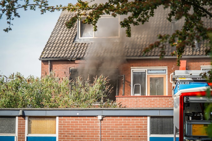 Bovenwoning aan P.G. van Nieuwkerkstraat in Utrecht brandt volledig uit ...