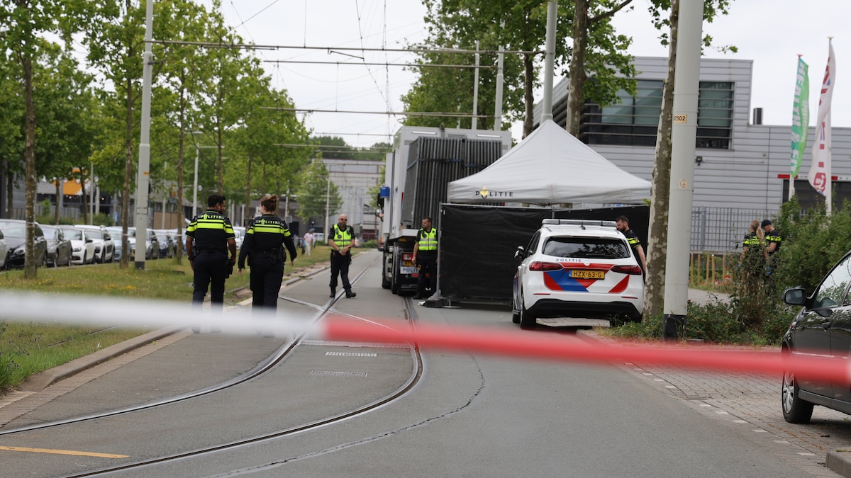 De politie heeft een tent over de vindplaats heengezet