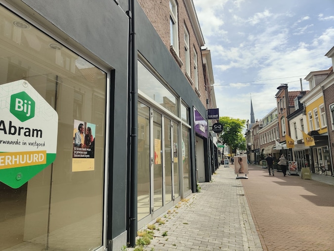 Dit leegstaande pand in de Voorstraat is (eindelijk) weer gevuld ...