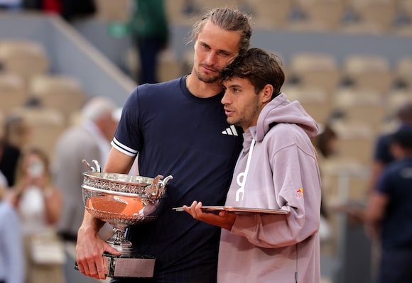 Alexander Zverev eindelijk verlost van Grand Slam-vloek: Duitser verslaat Flavio  Cobolli in spannende vijfsetter | Sport | AD.nl