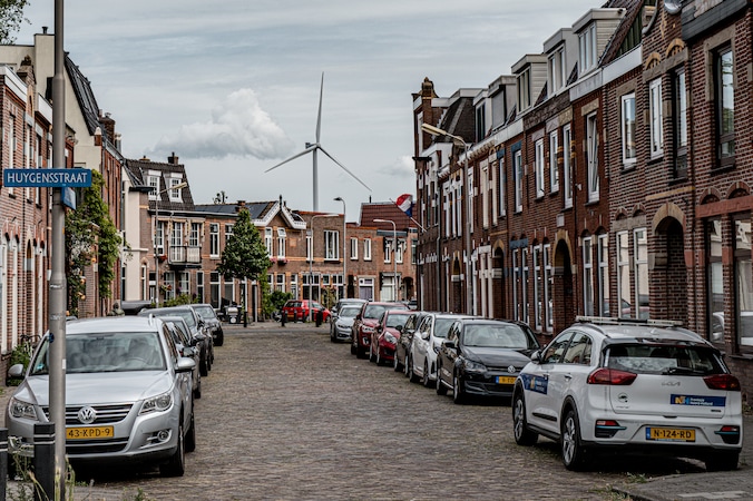 een-windturbine-torent-uit-boven-ijmuiden