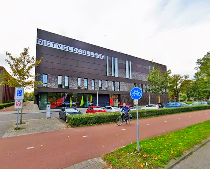 zwaar-bewapende-agenten-halen-klas-leeg-na-valse-melding-over-meisje