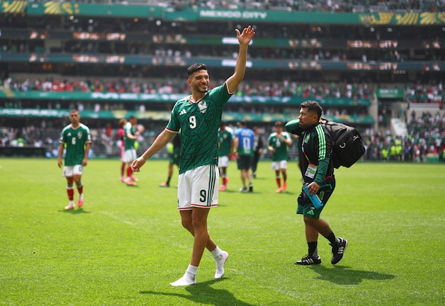 Raúl Jiménez thanks the Mexican audience.