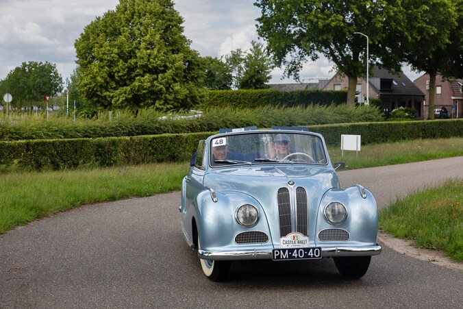 Klassieke auto’s rijden door Wassenaar tijdens Open Monumentendagen ...