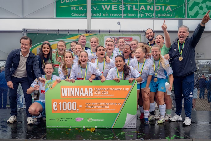 Voetbalsters Forum Sport winnen beker na historisch seizoen: "Nieuwe grootmacht" - sport news from AD